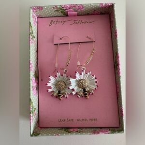 🐝Betsey Johnson Flower Bee Shepard Hook Earrings with Gold Tone